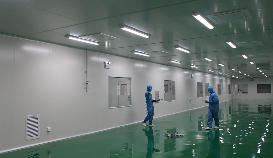 項目面積：一期4000平方；二期1000平方 施工周期：90天 項目概況：整廠潔凈室萬級裝修工程,全部一次性通過驗收